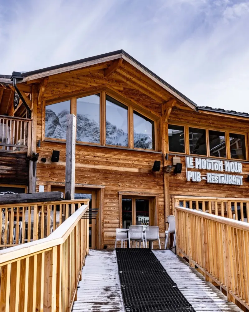 Restaurant avec terrasse montagne à Vars (station de ski)